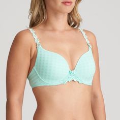 This preformed padded bra is easy to recognize by its heart-shaped cups. You can wear the straps straight, or halter-style for an instant summer feeling (except for the ‘Tiny’ colors). The straight back with a silicone band provides extra support. Miami Mint is a fresh trend color that oozes summer vibes. Elegant Summer Push-up Bra, Elegant Green Bra With Padded Cups, Summer Full Cup Padded Bra, Summer Full Cup Bra With Removable Pads, Spring Push-up Bra With Padded Cups, Summer Push-up Bra With Padded Cups, Mint Shorts, Multiway Bra, Breast Tape Lift