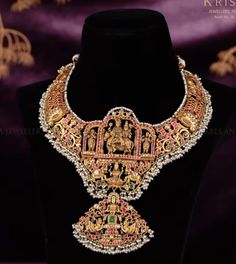 Kerala Mural Painting, Beautiful Gold Necklaces, Mural Painting, Gold Jewellery, Kerala, Bridal Jewelry, Gold Jewelry, Temple, Gold Necklace