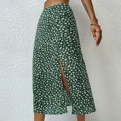 Calf-Lenght Skirt In Airy Woven Viscose Fabric.High Waist With Concealed Zipper. Decorative Covered Buttons Ans A High Split At One Side. High Split Skirt, White Skirt Outfit, White Skirt Outfits, Hm Skirt, Split Skirt, White Skirt, Work Clothes, Viscose Fabric, Women Skirts Midi