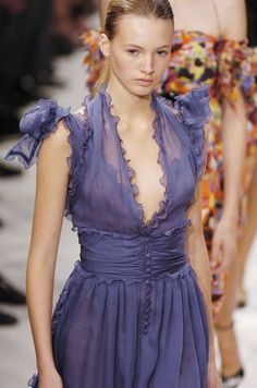 Fendi Runway, Sewing Darts, 2006 Runway, Halston Dress, Rose Velvet, Fashion Design Clothes, Milan Fashion, Fashion Week Spring