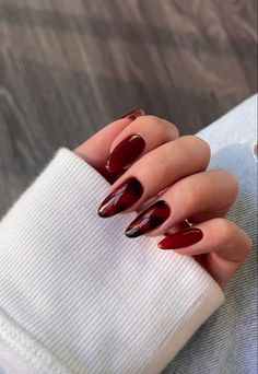 Tortoiseshell nails for fall and winter Maroon Tortoise Nails, Black And Red Tortoise Shell Nails, Dark Red Tortoise Shell Nails, Cherry Mocha Tortoise Nails, Fall Inspo Acrylic Nails, Red And Black Leopard Nails, Tortoise Shell And Red Nails, Oxblood Nail Designs