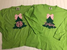 "Welcome to CottonandPearlsVinyl! How fun and festive is this monogrammed long sleeved shirt (we can do a name as well) for boys and girls, men and women. It comes in unisex sizes toddler to adult, so get one for every member of the family for a super cute holiday photo! ❤ ABOUT THIS SHIRT - Long sleeve cotton tee with vinyl monogrammed Christmas tree. - Unisex sizes toddler to adult. - Sizes 2T-8 have the option to come with ruffle sleeves and trim. - 5 shirt colors to choose from: lime, navy, Christmas Monogram Shirt, Christmas Shirts Family, Matching Family Christmas Shirts, Personalized Christmas Shirts, Family Christmas Tree, Christmas Shirts For Kids, Vinyl Monogram, Womens Christmas Shirts, Christmas Monogram