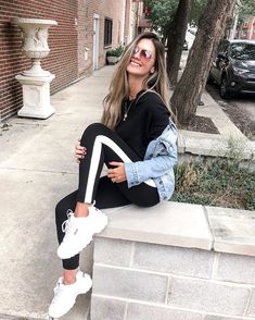 Findi produtivo demais, curti muito e ainda consegui fazer várias fotos de looks lindos e super inspiradores pra vocês! (Tks Fafo!) ❤️❤️… Best Fashion Outfits, Chunky Sneakers Outfit, Trainers Outfit, Sporty Outfits, Sneakers Outfit, Fashion Mode, Best Fashion, Look Chic