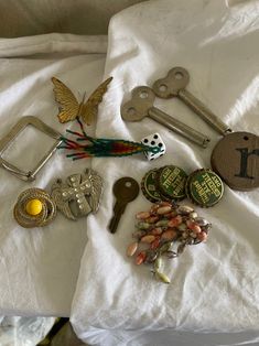 there are many different types of keys on the bed