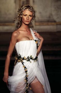 1997 - McQueen 4 Givenchy Couture Show - Esther de Jong Givenchy 1997, Alexander Mcqueen Givenchy, Mcqueen Givenchy, Givenchy Haute Couture, Givenchy Couture, Grecian Goddess, 90s Models, Greek Fashion