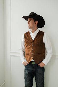 SCULLY PIGSUEDE VEST Fancy Cowboy Outfits For Men, Cowboy Outfit For Men, Combat Boots Heels, Outfit Cowboy, Cowboy Vest, Young Wedding, Black Cowboy Hat, Western Vest, Cowgirl Outfit