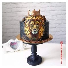 a cake decorated with an image of a lion on it's face and crown