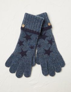 Prepare for the chill in style with these super cosy star gloves. Star Gloves, Crochet Fingerless Gloves, Crochet Mittens, Beautiful Crochet, How Beautiful, Fingerless Gloves, Gloves, Stars, Crochet