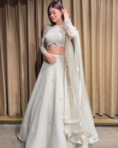 Brown Colour Dress Indian, White Ghaghra Designs, Wedding Dresses Sister Of The Bride, White Lehenga For Engagement, White Sangeet Outfit, White Blouse Designs For Lehenga, Lengha Designs Latest 2024, White Lehnga Outfit, Latest Lehnga Design 2024