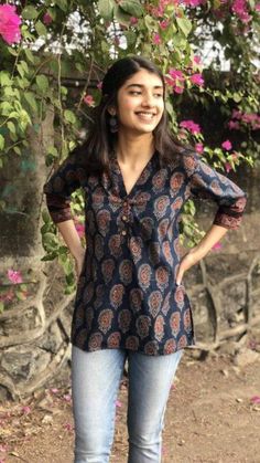 Short Kurtha Tops For Women, Women Short Kurti Design, Short Kurta Outfits Women, Shirt Kurta Designs Women, Cotton Tops Indian, Simple Kurtis For College, Short Kurti Ideas With Jeans, Cotton Short Top Designs, Black Short Kurti With Jeans