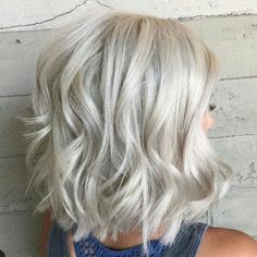 Short Platinum Hair, Pelo Color Vino, Color Rubio, Medium Layered Haircuts, Medium Layered, Modern Haircuts, Icy Blonde