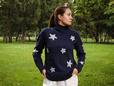 Custom Hand knitted sweater white-gray stars for woman -GLOVES https://studiohappytoys.etsy.com/listing/1092762490 -SQUIDS https://www.etsy.com/listing/1324726410/coraline-squid-plush-octopus White Winter Sweater With Star Print, White Star Print Winter Sweater, White Sweater With Star Print For Winter, Handmade Sweater Winter Gift, Handmade Sweater As Winter Gift, Coraline Squid, Squid Plush, Yarn Gifts, Custom Sweaters