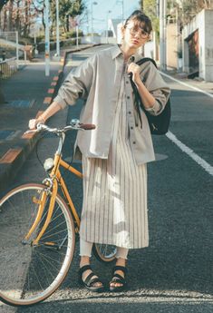 Old Japanese Style Outfits, Japanese Summer Streetwear, Japan Vintage Photography, Japan Street Photography People, Japanese Fashion Women, Japanese Bicycle Aesthetic, Style Japonais, Japan Fashion