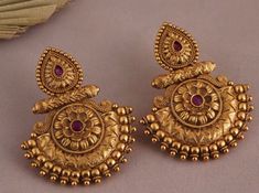 Gold Earing Design New For Bride, Temple Jhumkas Earrings, Earrings Jhumka Gold, Gold Jimikki Earrings, Indian Gold Earrings Designs, Gold Jumkas Design Latest, Jhumka Design Gold Latest, Jumka Gold Designs, Gold Indian Earrings