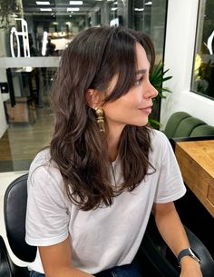 Middle Length Layered Haircut, Women Haircut Wavy Hair, Thick Hair Oval Face Haircut, Midlength Haircuts With Long Layers, Natural Wavy Haircuts Medium Layered, Long Thick Hair Styles For Women, Haircuts Fall 2024, Thick Hair Layers Medium, Medium Length Haircut With Layers Side Bangs