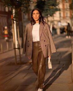 Brown Pants Outfit Ideas, How To Style Brown Pants, Leather Pants Outfits, Dark Brown Pants, Chic Style Inspiration, Neon Leggings