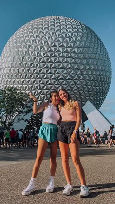 Epcot Outfit Ideas October, Epcot Photo Ideas Couples, Epcot Picture Ideas Instagram, Disney World Photo Ideas Friends, Disney Photo Ideas Epcot, Disney Dump, Epcot Flower And Garden Festival Outfit, Epcot Picture Ideas, Epcot Photo Ideas