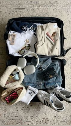 Traveling Suitcase Aesthetic, Packing For A Trip Aesthetic, Aesthetic Luggage Packing, Suitcase Travel Aesthetic, Open Suitcase Aesthetic, Packing Travel Aesthetic, Bag Packing Aesthetic, Carry On Luggage Aesthetic, Luggage Aesthetic Packing