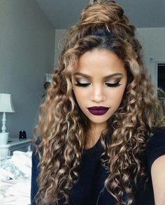 Everyday Hairstyles For Curly Hair, Half Updo Hairstyles, Mekap Mata, Wavy Curls, Smink Inspiration, Hairstyles For Curly Hair, Hot Hair Styles, Everyday Hairstyles, Long Curly Hair