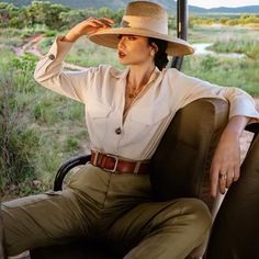 Read this list of the 28 Safari Outfit Ideas before buying. We put together the ultimate guide of the 28 Safari Outfit Ideas to help you find out which brand Explorer Outfit, Moda Safari, Jungle Outfit, Safari Outfit, Safari Outfits, Safari Chic, Looks Country, Adventure Outfit