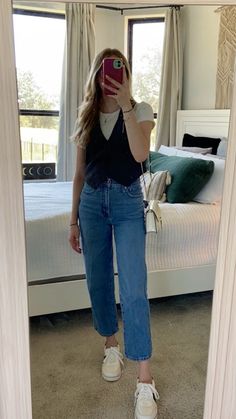 Vest Ootd, Vest With Tshirt, Uni Outfit Ideas, Ootd Vest, University Outfit Ideas Casual, Ootd Jeans, Female Clothes Outfits, Jeans And T Shirt Outfit, Simple Street Style