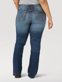 Retro Mid Rise Wrangler Retro® jeans are a new favorite. The Mae fit is known for its mid rise and curve hugging fit. Plus Size Wrangler Jeans, Women Wrangler Jeans, Plus Size Bootcut Jeans, Western Store, Western Clothing, Retro Jeans, Comfortable Jeans, Cowgirl Western, Wrangler Jeans