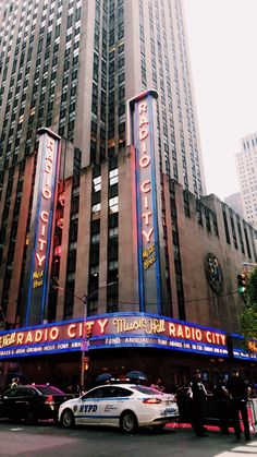 the radio city music hall in new york city