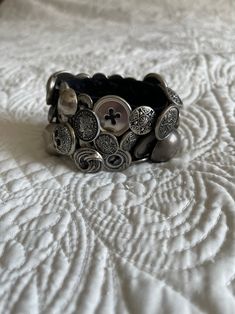 Wire Jewelry Ideas, Funky Bracelets, Buttons Bracelet, Belt Bracelets, Jewelry Marketing, Funky Accessories, Button Bracelet, Dope Jewelry, Button Jewelry