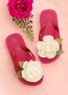 Featuring a lovely cream flower at the toe, these deep fuchsia flip flops are the perfect summer... Diy Flip Flops Ideas, Gucci Shoes Women, Decorating Flip Flops, Bling Converse, Indian Shoes, Diy Sandals, Girls Flip Flops, Cream Flower, Summer Flip Flops