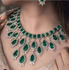 Inexpensive Jewelry, Diamond Choker Necklace, Diamond Necklace Designs, Turquoise Boho, Pakistani Jewelry, Choker Necklace Set, Indian Wedding Jewelry, Emerald Necklace, Expensive Jewelry