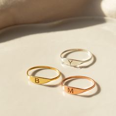 Dieser zierliche und elegante Initialenring ist das perfekte personalisierte Accessoire für Mama! Dieser außergewöhnliche Ring wurde sorgfältig handgefertigt und zeichnet sich durch ein zartes Buchstabendesign aus, das individuell angepasst werden kann, um ihre Lieblingsinitiale zur Geltung zu bringen. Dieser schöne Mutter Ring ist ein nachdenkliches und sentimentales Geschenk für Mama, perfekt zum Stapeln mit anderen Ringen, um einen einzigartigen und stilvollen Look zu erzielen. Verschenken Si Signet Ring, Jewelry Rings, Gold