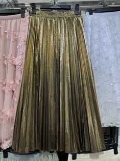 Olivia Mark - High-Waisted Metallic Reflective Midi Skirt with Pleats Gold Metallic Skirt, Gold Pleated Skirt, Skirt With Pleats, Velvet Midi Skirt, Pleated Chiffon Skirt, Metallic Skirt, Mermaid Skirt, Velvet Lace, Types Of Skirts