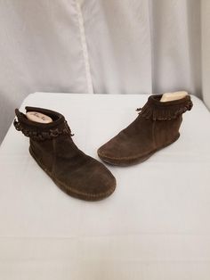 Vintage Minnetonka 1970s Zip Up Dark Brown Suede Leather Fringed Ankle Boots Booties Women's Size 8.  Excellent vintage condition...see pics!  Zippers work great! Measurements: Length of sole: 10 1/4" Ball of the foot width: 3 1/2" Shaft height: 4" Fringe Ankle Boots, Leather Fringe, Brown Suede, Moccasins, Flat Shoes Women, Suede Leather, Bootie Boots, Dark Brown, Shoes Flats