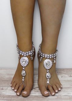 Amelia Gold Barefoot Sandals are handcrafted using an abundance of rhinestones carefully connected to sit comfortably around your foot. This pair of barefoot sandals is sold as 2 pieces ( one for each foot ). It is completely adjustable on the back and feature extra 4 inches of chain and comfortable lobster clasp to accommodate all foot sizes. The sandals feature a duper durable double rhinestone chain which goes around your ankle. Teardrop crystals hang from each side of the sandals. Toe loop g Beach Wedding Shoes Barefoot, Gold Barefoot Sandals, Foot Jewelry Beach Wedding, Point Pleasant Beach Nj, Barefoot Bride, Bride Sandals, Bridal Foot Jewelry, Rose Gold Anklet, Gold Wedding Shoes