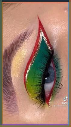 Superhero Eye Makeup, Cute Christmas Eyeshadow Looks, Cute Easy Christmas Makeup Looks, Christmas Eyeshadow Tutorial, Cute Christmas Makeup Looks Easy, Whoville Makeup Ideas, Christmas Make Up Ideas, Grinch Eye Makeup, Cute Grinch Makeup