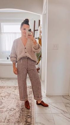 Plaid Capri Pants Outfit, Brown Gingham Pants Outfit, Black Gingham Pants Outfit, Gingham Trousers Outfits, Gingham Pants Outfit, Wide Leg Pants Outfit Casual, Postpartum Style, Capri Pants Outfits, Postpartum Fashion