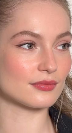 Dewy Makeup Green Eyes, Soft Glow Wedding Makeup, Blush Pink Makeup Looks Rose Gold, Light Pink Natural Makeup, Hannah Dodd Makeup, Spring Makeup Looks Natural, Wedding Makeup Dewy, Makeup For Soft Features, Soft Summer Makeup Looks