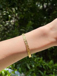 This trendy golden bangle bracelet is finely designed in stainless steel and delicately gilded with 18K yellow gold. Minimalist, feminine and modern, this chic and timeless hammered gold bangle is ideal to wear alone or stacked with other gold bangles or bracelets. Width: 0.6cm. Adjustable size. Your bracelet will be sent to you within 24 working hours in a pretty box, for your viewing pleasure. Delivery by green letter (48 hours) is free for France. Priority shipping is free worldwide (2-6 busi Gold Plated Tarnish Resistant Cuff Bracelet, Tarnish Resistant Gold Plated Cuff Bracelet, Modern Gold-plated Tarnish-resistant Bangle, Gold-tone Tarnish Resistant Cuff Bangle, Tarnish Resistant Gold-tone Bangle Cuff Bracelet, Dainty Adjustable Yellow Gold Cuff Bracelet, Luxury Hammered Yellow Gold Bangle, Tarnish Resistant Gold-tone Cuff Bangle, Luxury Hammered Bangle Bracelet