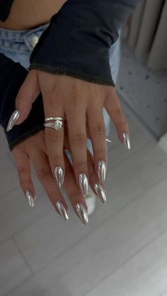 Nails And Rings, Chrome Nails Designs, Nagellack Trends, Metallic Nails, Silver Nails, Classy Nails, Funky Nails, Chic Nails, Dope Nails