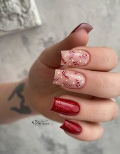 Fall Nails Christmas, Nails Ideas For Christmas New Years, Round Nails Christmas Designs, Christmas Nails New Years, Christmas Nails Ideas 2024, New Year And Christmas Nails, Short Christmas Nail Designs Square, Winter Nail Designs Red, Fall Winter Nails 2024