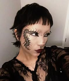 dark centipede makeup look. Extraordinary Makeup, Face Art Makeup, Graphic Makeup