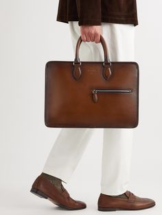 Berluti's skill in crafting leather has attracted clients from The Duke of Windsor to Andy Warhol. Made in Italy, this classic briefcase has two slip pockets, along with a two-way zip fastening and the house's logo embossed on the front. The adjustable shoulder strap can be detached, so you can carry the it by hand. Unique Bags Design, Duke Of Windsor, Mens Briefcase, Business Bags Men, Luxury Gifts For Men, Leather Shopper Bag, Leather Briefcase Men, Business Briefcase, Briefcase For Men