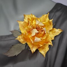 Large Rose Brooch Silk Flower Brooch Yellow Rose Pin - Etsy Spain Gold Handmade Flowers Brooch Gift, Gold Brooches With Handmade Flowers For Gifts, Gold Brooch With Handmade Flowers For Gifts, Elegant Yellow Flower Brooches, Elegant Yellow Brooches For Gifts, Gold Party Brooches With Flower Decoration, Elegant Flower Decoration Pin As Gift, Elegant Flower Decorated Pins As Gifts, Elegant Flower Decoration Lapel Pin As Gift