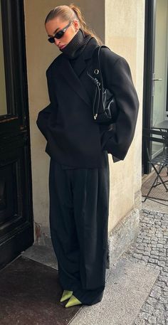 Leather Pants Oversized Shirt, Hailey Bieber Coat, European Winter Style, Autm Outfit, Baggy Dress To Impress, Mimi Nguyen, Nice Dinner Outfits, Paris Winter Fashion, Feminine Street Style