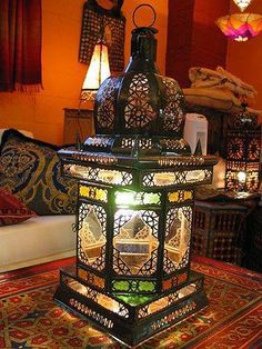 a lamp is sitting on top of a rug