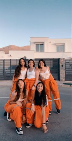 Halloween Costumes For 4 Besties, Helowen Costum, Halloween Custome Ideas For Best Friends, Teenage Group Halloween Costumes, Halloween Ideas For 4 Friends, Halloween Costumes For 3 Siblings, Prisoner Costume Ideas, Group Halloween Costumes Both Genders, Matching Trio Costumes