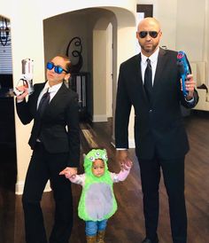 MIB agents plus little alien! Family Of 2 Halloween Costumes, Funny Halloween Costumes Family Of 3, Martian Halloween Costume, Men In Black Alien Costume, Family Halloween Costume Ideas For 3, Men In Black And Alien Costume, Men In Black Family Costume, Halloween Family Costumes For 3, Scary Family Halloween Costumes