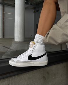 Nike shoes black aesthetic outfit feed instagram inspo tumblr baddie casual tiktok Blazer Shoes Outfits For Women, Nike Blazers For Women Outfits, Nike Blazer Shoes Outfit, Black Nike Blazer Outfit, Nike Blazer Aesthetic, Background Nike, Nike Blazers Outfit, Nike Shoes High Tops, Womens White Trainers