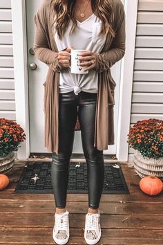 Pu Leggings, Blouse For Work, Leather Leggings Outfit, Flowy Top, Flowy Tops, Faux Leather Leggings, Casual Fall Outfits, Looks Style, Leather Leggings