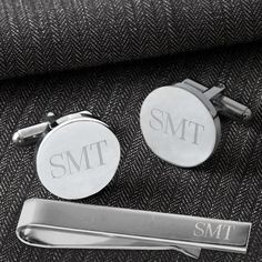 "Give the men in your wedding party a groomsmen gift they'll cherish forever with our personalized silver round cufflinks and tie clip set. The set is packaged in a sleek black gift box. We'll engrave with the custom initials of each groomsman. These monogrammed pieces are perfect for adding that custom touch to your wedding day details. - FREE SHIPPING - FREE PERSONALIZATION - RUSH ORDERS available - https://etsy.me/2XbpDlk - Stainless steel construction with gunmetal coating. - Each set arrive Silver Cufflinks Men, Groomsmen Cufflinks, Monogrammed Cufflinks, Der Gentleman, Engraved Cufflinks, Engraved Cuff, Custom Cufflinks, Groomsmen Gifts Personalized, Personalized Cufflinks